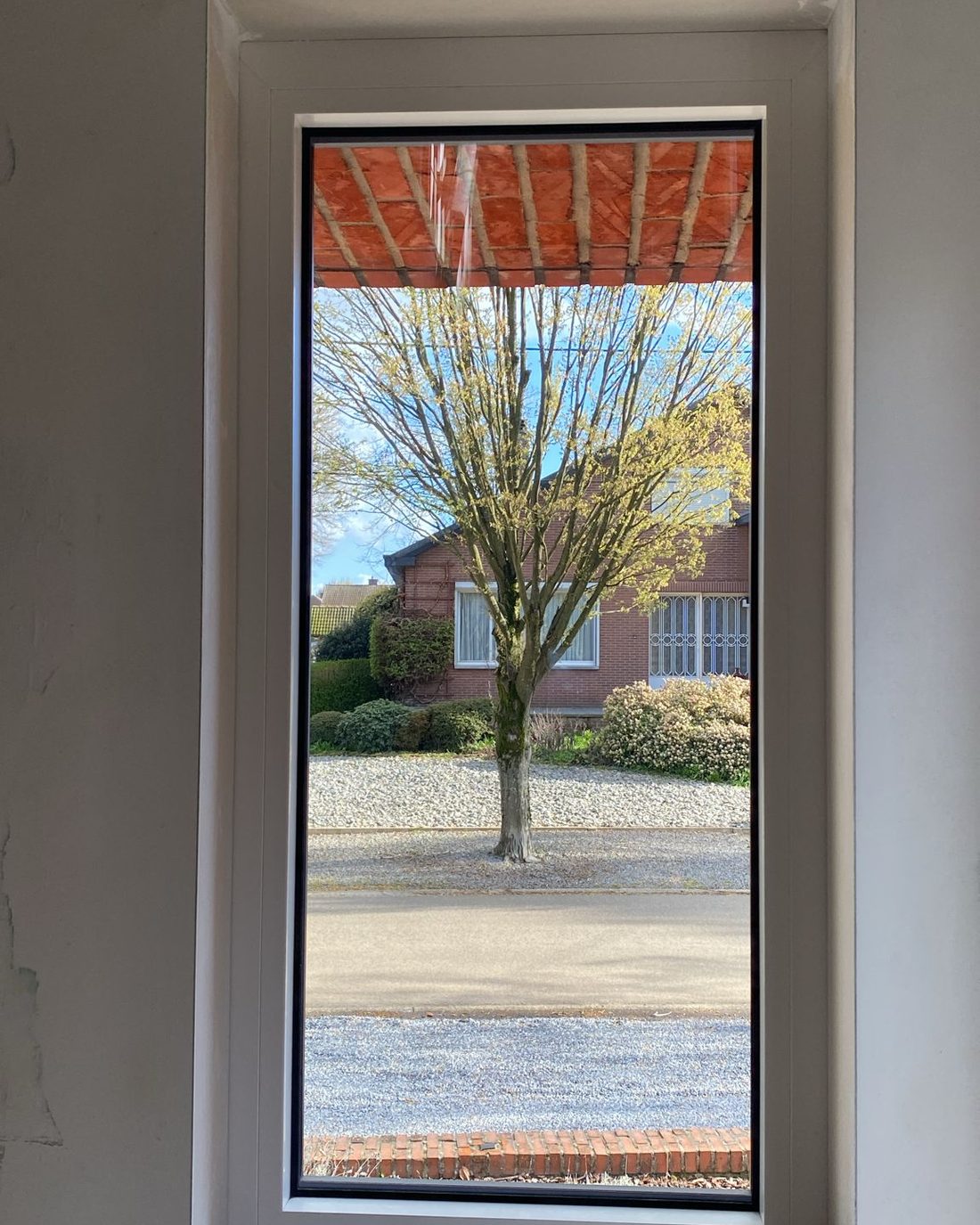 Afgewerkt raam: de dagkant loopt rondom in één vlak door tot tegen het profiel