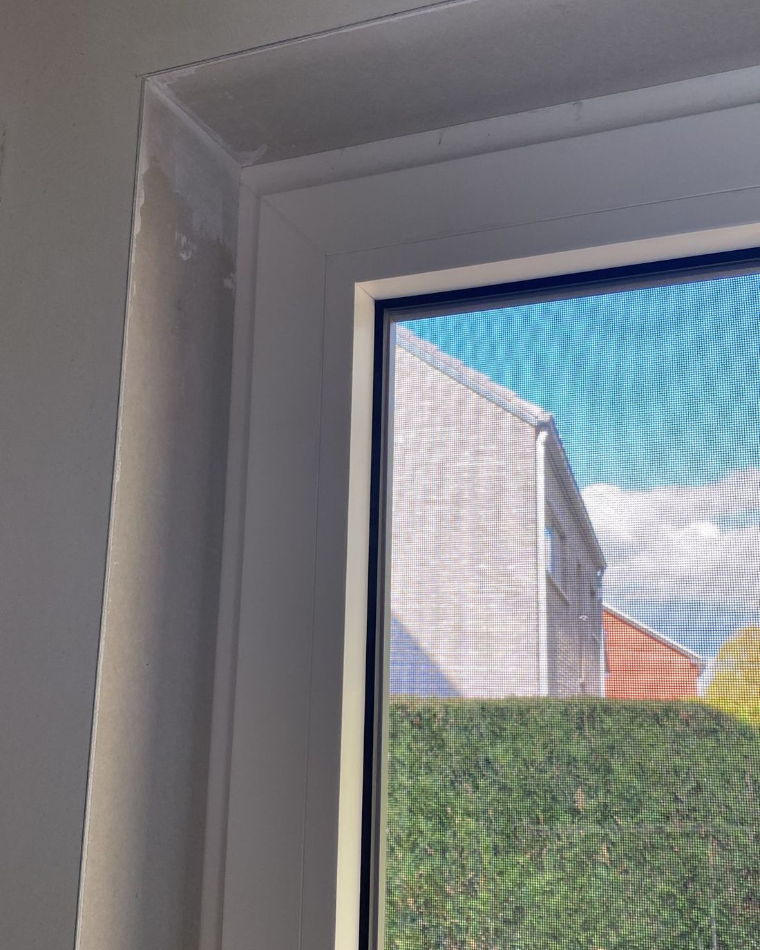Bovenhoek van een afgewerkte dagkant, met daglicht dat over het vlak valt